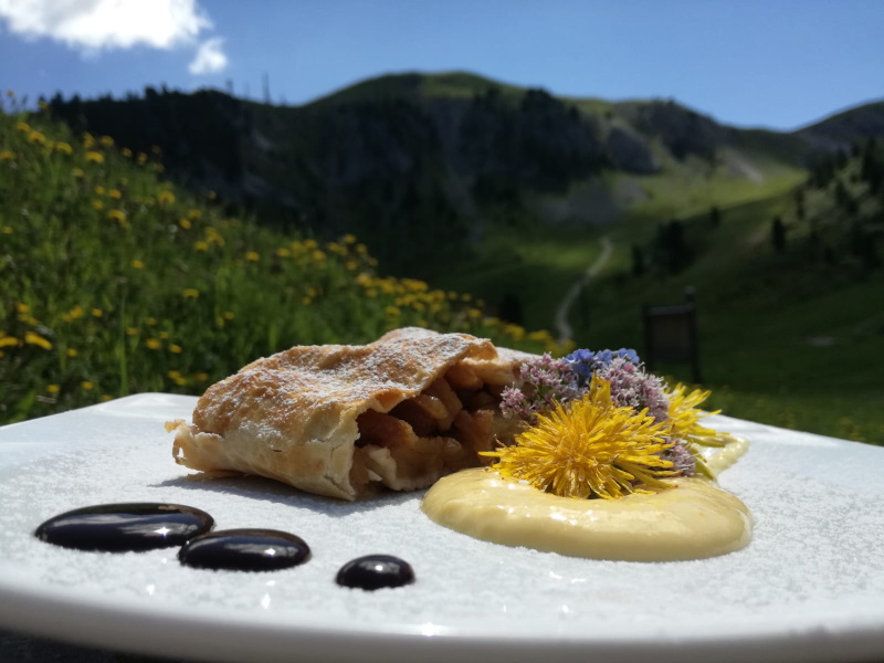 Baita Caserina Fiemme strudel in rifugio